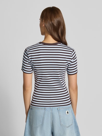 Frauenmodel trägt Slim Fit T-Shirt aus Baumwoll-Mix Modell 'VAL' von ONLY, ciemne i jasnoniebieskie paski, Damski t-shirt, Ganzkörperansicht Rückansicht.