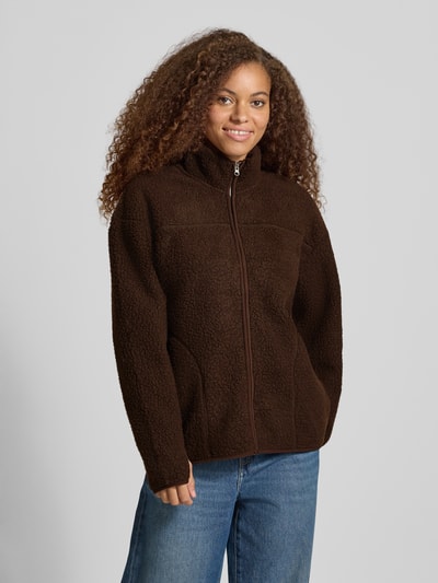 Frauenmodel trägt Relaxed Fit Teddyjacke mit Stehkragen Modell 'SAIDA' von PIECES in Dunkelbraun, weiche Textur, Damen Teddy- / Webpelzjacke, Ganzkörperansicht von vorne.