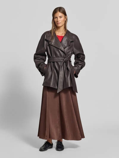 Vrouwenmodel draagt Lederjacke aus echtem Leder van MYON in donkerbruin leer, getailleerd met tailleband en Reverskraag, lamsnappa, Ruglengte maat 36: 74 cm, Schouderbreedte: 50 cm, Borstwijdte: 42 cm, Mouwlengte: 65 cm, helemaal van voren