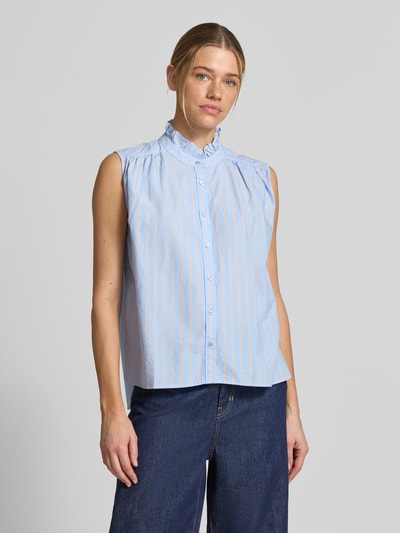 Frauenmodel trägt Regular Fit Hemdbluse im Ärmellosen-Design von Emily Van den Bergh in Hellblau mit Streifen, Reine Baumwolle, Stehkragen mit Rüschenbesatz, durchgängige Knopfleiste, Rückenlänge bei Größe 36: 66 cm, Ganzkörperansicht von vorne.