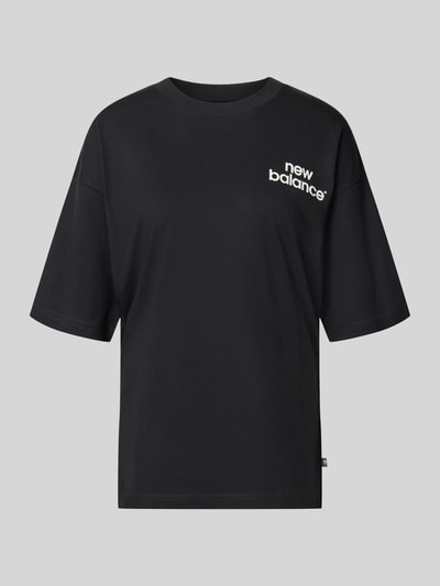 Produktfoto, schwarzes Relaxed Fit T-Shirt mit weißem Label-Print, reine Baumwolle, Modell 'INTELLIGENT' von New Balance, Rundhalsausschnitt, Rückenlänge S 61 cm