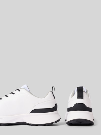 Produktfoto, Sneaker mit Logo-Detail Modell 'Zion' von bugatti in Weiß mit schwarzer Sohle und Details, profilierte Laufsohle, Herrenschuh