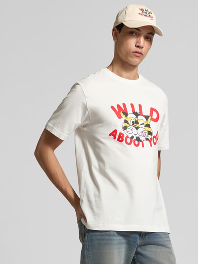 Männermodel trägt Regular Fit T-Shirt aus reiner Baumwolle von Kenzo in Weiß mit Statement-Print, Rundhalsausschnitt, Kurzärmelig, Rückenlänge 69 cm bei Größe M, Herren T-Shirt, Ganzkörperansicht von vorne.