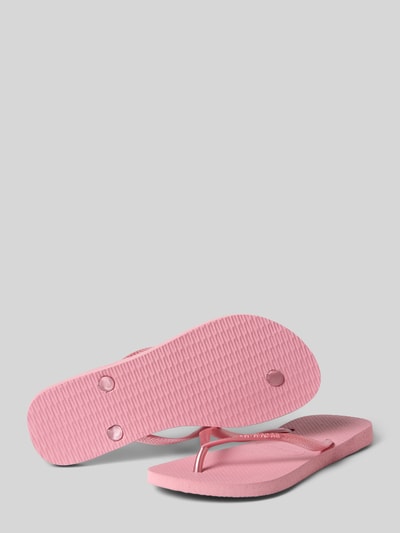 Produktfoto, Flip-Flops mit Logo-Detail von Havaianas in Rosa, abgerundete Passform, offene Ferse, Zehentrenner, 1 cm Absatzhöhe bei Größe 39/40, strukturierte Oberfläche.