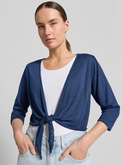 Frauenmodel trägt Bolero aus Viskose-Mix mit 3/4-Arm von Zero, Cropped, Knotendetail, Rückenlänge bei Größe 36: 41 cm, Nahaufnahme Oberkörper.
