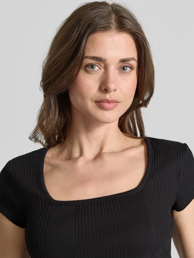 Frauenmodel trägt T-Shirt in Ripp-Optik mit Karree-Ausschnitt von JAKE*S STUDIO WOMAN, Schwarz, Nahaufnahme Oberkörper, Slim Fit, Baumwoll-Elasthan-Mix