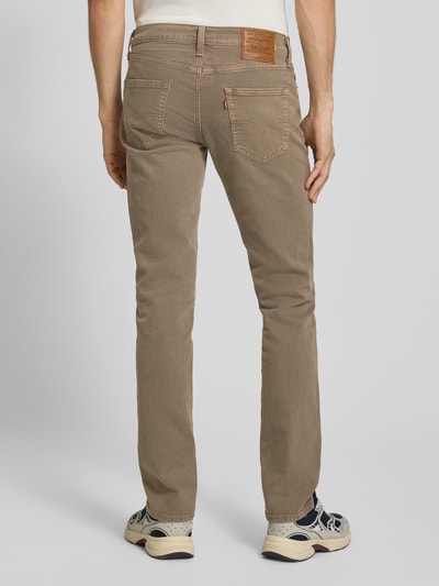Männermodel draagt Slim Fit Jeans uit katoenmix model '511® SLIM' van Levi's®, beige, rechte pijpen, heren slim fit jeans, volledige achteraanzicht