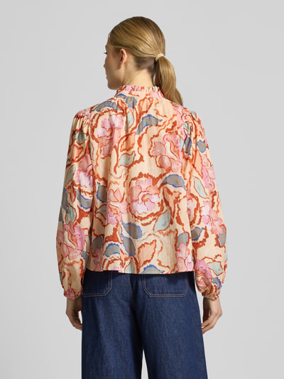 Männermodel trägt Regular Fit Bluse mit Stehkragen Modell 'LEYA' von SUNCOO PARIS, bawełna, wzór na całej powierzchni, drapowania, długość tyłu w rozmiarze S 57 cm, długość rękawów w rozmiarze S 59 cm, Ganzkörperansicht Rückansicht