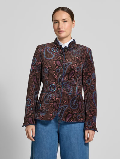 Frauenmodel trägt Slim Fit Blazer mit Viskose-Anteil und Stehkragen von White Label in Braun mit Paisley-Muster, Material-Mix, Ganzkörperansicht von vorne.