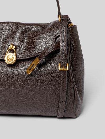 Produktfoto, Handtasche mit Logo-Detail Modell 'Hamilton' von MICHAEL Michael Kors in Dunkelbraun mit goldfarbenen Elementen, strukturierte Leder-Optik, übersichtliche Form, abnehmbare Schulterriemen, Hauptfach mit Überschlag, KI-modifiziertes Bild