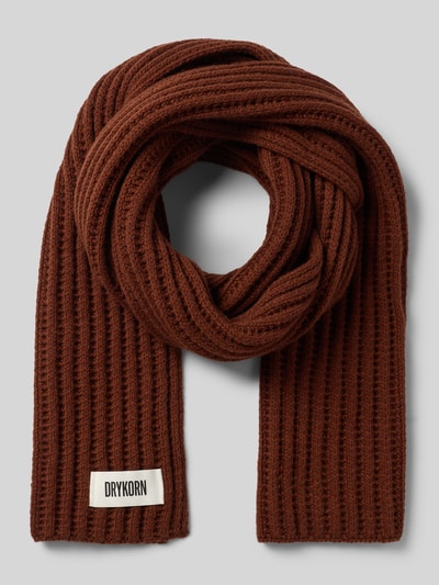 Produktfoto, brauner Schal mit Label-Detail Modell 'NUMAS' von DRYKORN, grob gestrickter Material-Mix mit Alpaka-Anteil, rechteckige Form