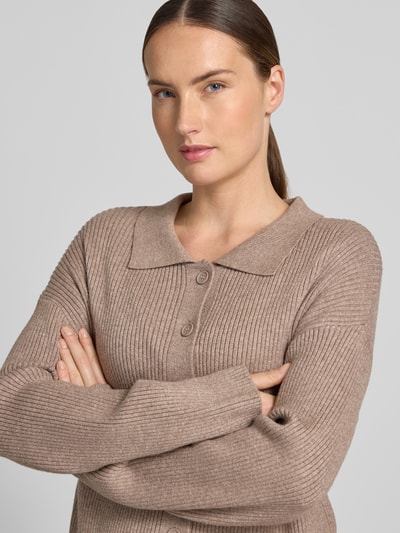 Kobiece modelka nosi kardigan 'Cardigan aus Viskose-Mix mit Polokragen' od Christian Berg Woman, Mieszanka wiskozy, krój regular fit, efekt prążkowania, kołnierzyk polo, listwa guzikowa, długość tyłu 58 cm, długość rękawów 53 cm, zbliżenie na górną część ciała.