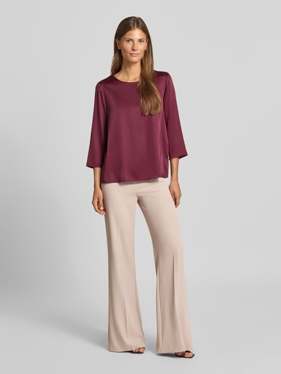 Vrouwenmodel draagt Bluse aus Satin van Rinascimento in bordeaux, Materiaalmix met stretch, getailleerde pasvorm, ronde hals, met lange mouwen, ruglengte maat S 59 cm, mouwlengte maat S 48 cm, Ganzkörperaanzicht van voren