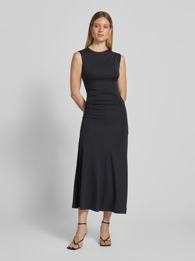 Modelka nosi sukienkę midi 'Midikleid aus Viskose-Mix mit Drapierungen' od Jake*s Collection, mieszanka wiskozy z dodatkiem streczu, podkreślająca figurę, okrągły dekolt, drapowania, długość tyłu w rozmiarze S: 130 cm, szerokość w rozmiarze S: 38 cm, kolor czarny, gładka struktura, widok całej sylwetki z przodu