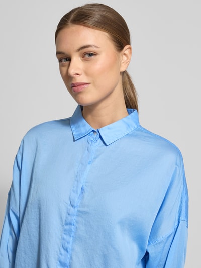 Modelka nosi Regular Fit Bluzka z ukrytym zapięciem na guziki Model 'SANDY' od 0039 Italy, czysta bawełna, krój regular fit, kołnierzyk koszulowy, długość tyłu w rozmiarze S: 68 cm, długość rękawa w rozmiarze S: 47 cm, jasnoniebieski kolor, gładka faktura, zbliżenie na górną część ciała, przód.