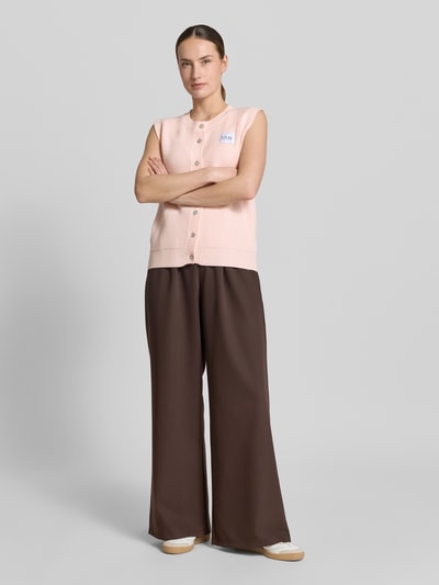 Frauenmodel trägt Regular Fit Strickweste aus Viskose-Mix Modell 'MILLA' von VILLA SOPHIE, Optik: Unifarben, Rippstrick, Ganzkörperansicht von vorne.