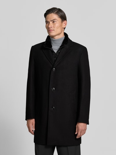 Männermodel trägt Regular Fit Mantel aus Woll-Mix von HECHTER PARIS in Schwarz, glatte Textur, Knopfleiste, Ganzkörperansicht von vorne, Herren Mantel.