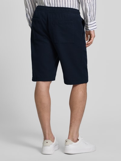 Mężczyzna nosi Shorts aus Baumwolle mit elastischem Bund von JAKE*S STUDIO MEN, granatowy kolor, krój regular fit, bawełna, elastyczny pas, tunel na sznurek, Szerokość w rozmiarze M: 47 cm, długość wewnętrzna nogawki w rozmiarze M: 26 cm, tekstura gładka, widok całej sylwetki z tyłu