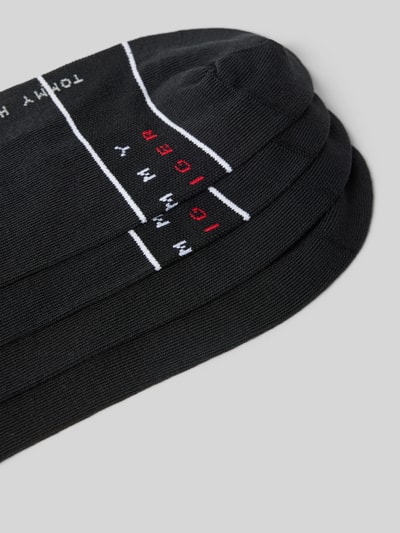 Produktfoto, Sneaker-Socken aus Baumwoll-Mix im 4er-Pack von Tommy Hilfiger, unifarben Schwarz mit Logo-Print und geripptem Bundabschluss