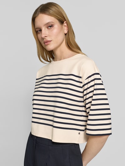 Vrouwenmodel draagt Boxy Fit T-shirt met 3/4-mouw van ROBE LÉGÈRE, katoenmix met modal, ronde hals, ruglengte maat S 46 cm, Nahaufnahme Oberkörper.