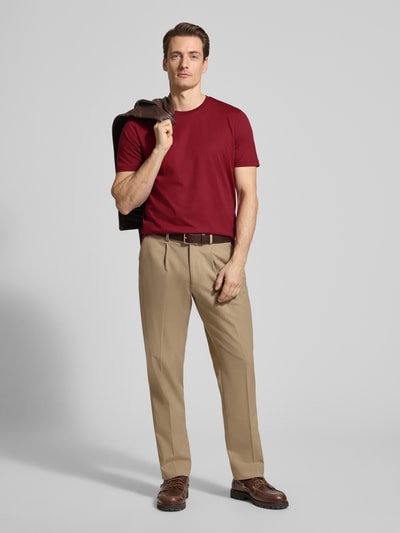 Męski model nosi T-Shirt mit Rundhalsausschnitt von Christian Berg Men, bawełna, krój regular fit, czerwony, widok całej sylwetki z przodu.