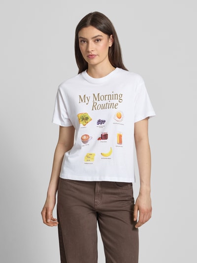 Frauenmodel trägt Damen T-Shirt mit Motiv-Print Modell 'COLLAGE' von JJXX in Weiß, Reine Baumwolle, Relaxed-Fit, Rundhalsausschnitt, Ganzkörperansicht von vorne. Rückenlänge bei Größe S: 56 cm.