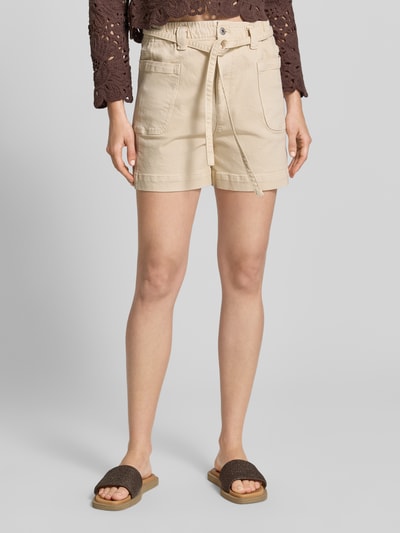 Frauenmodel trägt Shorts mit aufgesetzten Taschen und Bindegürtel von Jake*s Casual in Beige, Baumwoll-Elasthan-Mix, Ganzkörperansicht von vorne.