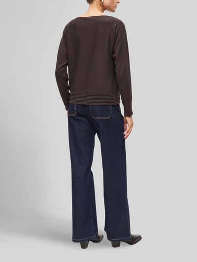 Modelka nosi Relaxed Fit Pullover aus Viskose-Mix von s.Oliver BLACK LABEL w kolorze ciemnobrązowym, prosta faktura, całkowity widok z tyłu