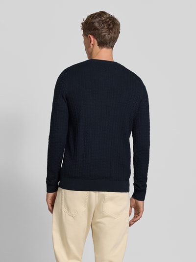 Männermodel trägt dunkelblauen Regular Fit Pullover aus reiner Baumwolle Modell 'Adrian' von Strellson, strukturierte Oberfläche, Herren Pullover, Ganzkörperansicht Rückansicht.