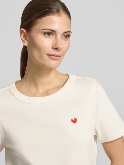 Vrouwenmodel draagt t-shirt met ronde hals en stitching van Smith and Soul, puur katoen, regular fit, ruglengte maat S 58 cm, close-up bovenlichaam