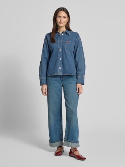 Vrouwenmodel draagt Relaxed Fit jeansblouse met stitching model 'Falentine' van OPUS, katoenmix met stretch, knoopsluiting, borstzak, ruglengte maat 36: 57 cm, mouwlengte maat 36: 55 cm, Ganzkörperansicht von vorne.