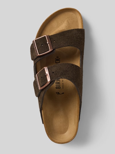 Produktfoto, Slippers aus echtem Leder Modell 'Arizona' von Birkenstock, dunkelbraun, zwei breite Riemen, Logo-Detail, strukturierte Oberfläche, Absatzhöhe 4 cm, abgerundete Passform