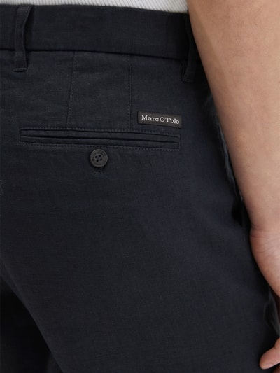 Männermodel trägt Tapered Leinenhose mit Gürtelschlaufen Modell 'OSBY JOGGER' von Marc O'Polo, Optik: Unifarben, Material: Leinen, Detailaufnahme.