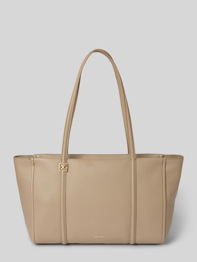 Produktfoto, Shopper mit Label-Detail von CK Calvin Klein in Beige mit strukturierter Oberfläche, Reißverschluss, Innenfach, Tragehenkel, Rechteckform.