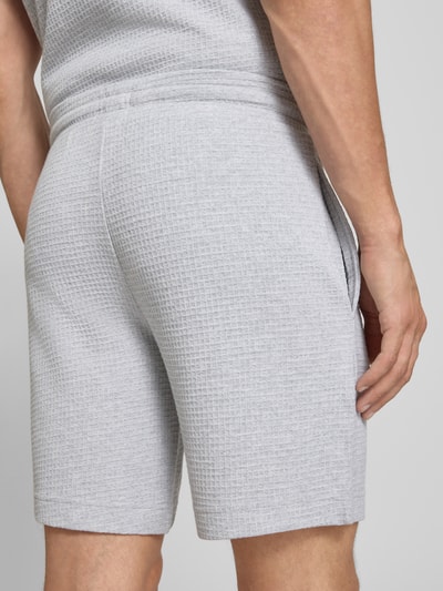 Männermodel trägt Regular Fit Sweatshorts aus Baumwoll-Mix Modell 'AUSTIN' von HUGO, Herren Sweatshorts, Nahaufnahme Rückansicht.