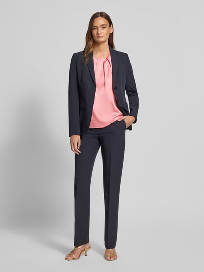 Frauenmodel trägt Regular Fit Bluse mit Rundhalsausschnitt und 1/2-Arm von Christian Berg Woman Selection in Rosa, Material-Mix mit Stretch, kombiniert mit dunklem Anzug, Ganzkörperansicht von vorne.