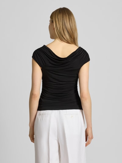 Frauenmodel trägt Damen T-Shirt mit Drapierungen Modell 'laily' von Gestuz, Viskose-Elasthan-Mix, Slim-Fit, Off-Shoulder-Look, Rückenlänge 60 cm, Ganzkörperansicht Rückansicht.