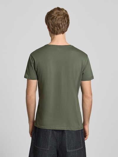 Mannelijk model draagt T-shirt met Logo en Rundhalsausschnitt van Alpha Industries, puur katoen, regular fit, ruglengte bij maat M 68 cm, geheel beeld rugaanzicht.