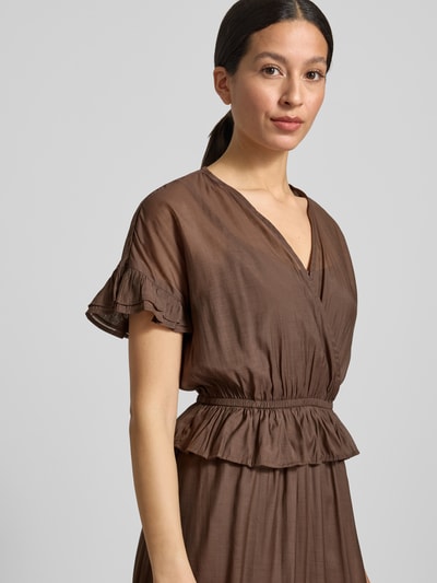 Frauenmodel trägt Maxikleid aus Viskose-Mix im Stufen-Look Modell 'Gunnvor' von mbyM, taillierter Schnitt, braune Farbe, Nahaufnahme Oberkörper.