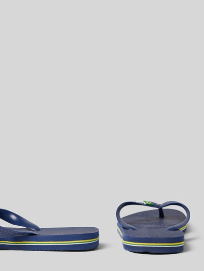 Produktfoto, Slippers mit Logo-Detail Modell 'Brasil' von Havaianas in Dunkelblau mit gelber und grüner Linie, strukturierte Oberfläche, abgerundete Passform, offene Ferse, Absatzhöhe 2 cm, Schafthöhe 7 cm, Damen.