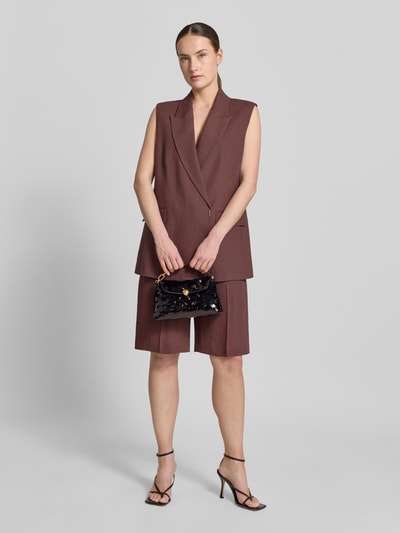 Kobiece model prezentuje Handtasche mit Pailletten Modell 'SFERA SOFT' od FURLA, czarna torebka z cekinami, uchwyt i pasek na ramię, Szerokość w rozmiarze 1: 22 cm, długość: 14 cm, głębokość: 10 cm, długość paska na ramię: 110 cm, pełny widok od przodu