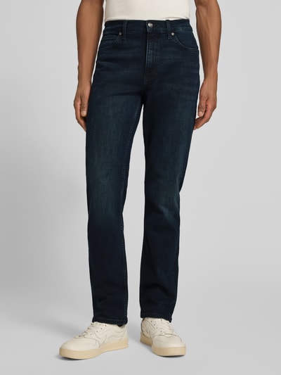 Męski model nosi Straight Fit Jeans im 5-Pocket-Design Modell 'WEST' od Lee, bawełniany materiał ze stretchem, ciemny niebieski, krój straight fit, szerokość w rozmiarze 32/32: 41 cm, długość wewnętrzna nogawki: 81 cm, pełny widok z przodu