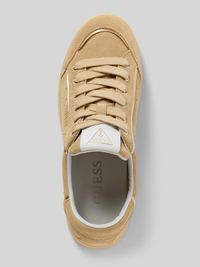 Produktfoto, beigefarbener Sneaker aus Leder-Mix mit Logo-Prägung Modell 'Hell' von Guess, abgerundete Passform, glatte Sohle, Damen, Absatzhöhe 3 cm, Schafthöhe 7 cm, Schaftweite 9 cm.