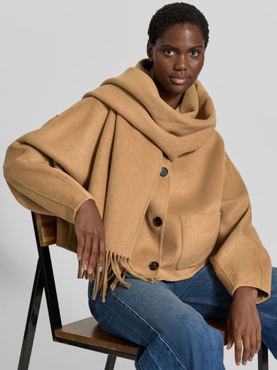 Frauenmodel trägt Regular Fit Blouson mit integriertem Schal am Kragen Modell 'C_Cafrina' von BOSS, warme Beigetöne, Damen Bomberjacke / Blouson von BOSS Orange, Nahaufnahme Oberkörper.
