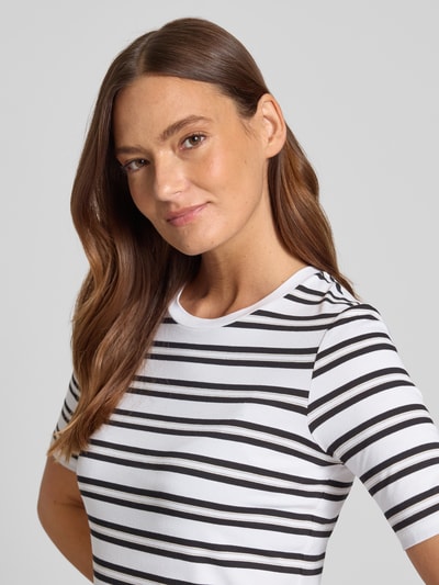 Frauenmodel trägt T-Shirt mit Rundhalsausschnitt von Comma, gestreiftes Design, Viskose-Mix mit Stretch-Anteil, körpernaher Fit, Nahaufnahme Oberkörper.
