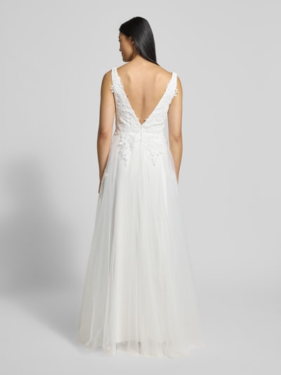 Vrouwenmodel draagt Brautkleid mit Herz-Ausschnitt van Mascara, wit, getailleerd, ondoorzichtig, sierbeslag, rugrits, volledige rugaanzicht.