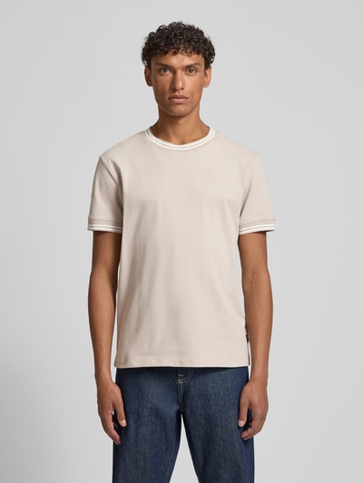 Männermodel trägt T-Shirt mit Kontraststreifen Modell 'Jose' von JOOP! Collection aus Baumwoll-Elasthan-Mix in Regular-Fit, Rundhalsausschnitt, dezente Kontraststreifen, Rückenlänge 67 cm bei Größe M, helle Farbe, glatte Textur, Ganzkörperansicht von vorne.