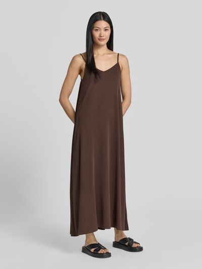Frauenmodel trägt Midikleid aus Modal-Mix mit Spaghettiträgern von Jake*s Casual in Braun, V-Ausschnitt, A-Linie, glatte Textur, Ganzkörperansicht von vorne. Rückenlänge bei Größe S: 100 cm, Brustweite bei Größe S: 38 cm.