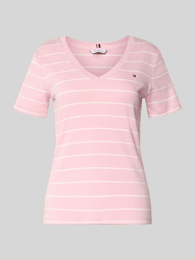 Produktfoto, Slim Fit T-Shirt aus reiner Baumwolle von Tommy Hilfiger w różowym odcieniu z białymi paskami, krój slim fit, jersey, logo, dekolt w serek, krótki rękaw, dwukolorowy wygląd
