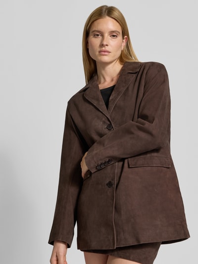 Frauenmodel trägt Blazer aus echtem Ziegenvelours von ROTATE in Dunkelbraun, Oversized Fit, Reverskragen, Knopfleiste, Pattentaschen, Nahaufnahme Oberkörper